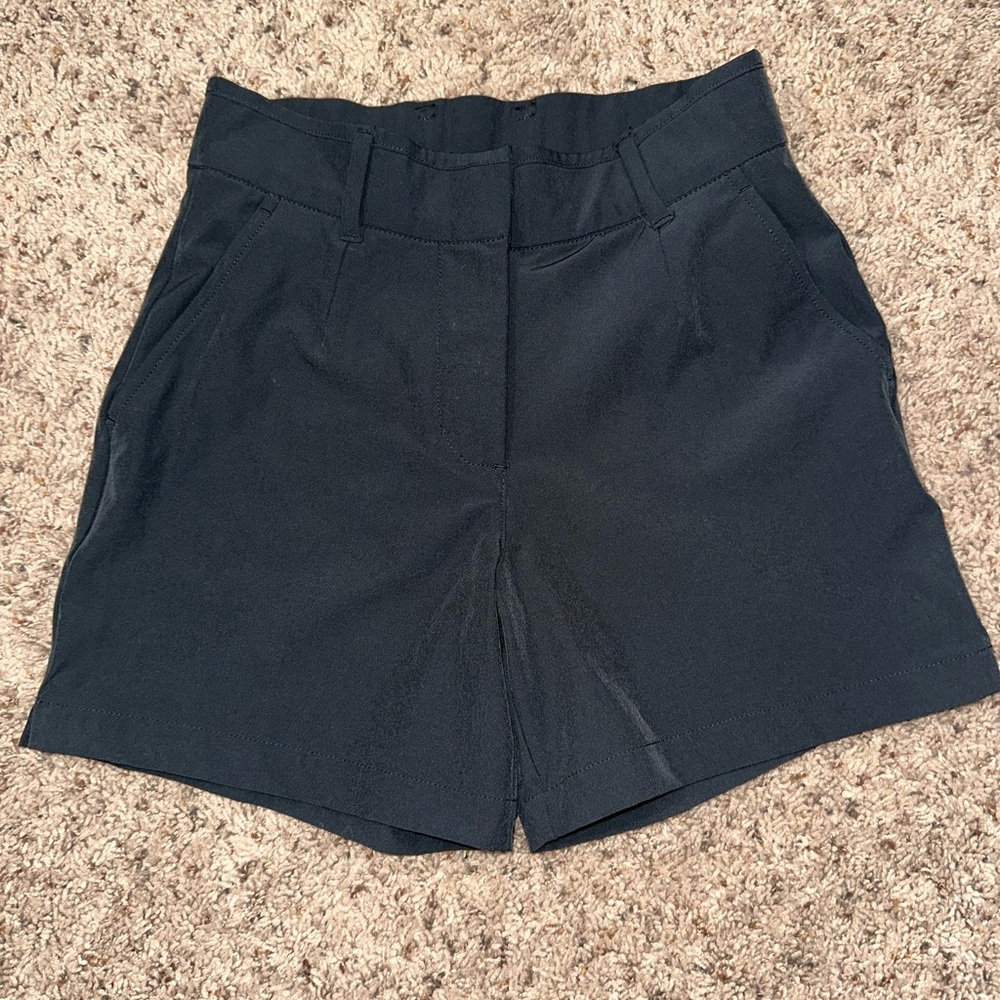 Women’s black Nike golf shorts 5”  inseam size XS In Excellent Condition
